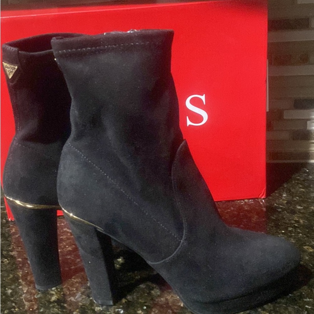 BRAND NEW IN BOX GORGEOUS BOOTS